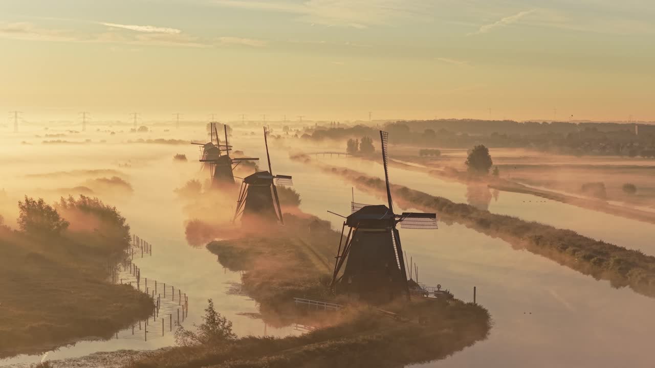Paesaggio nebbioso dei mulini olandesi di Kinderdijk all'alba, vista panoramica