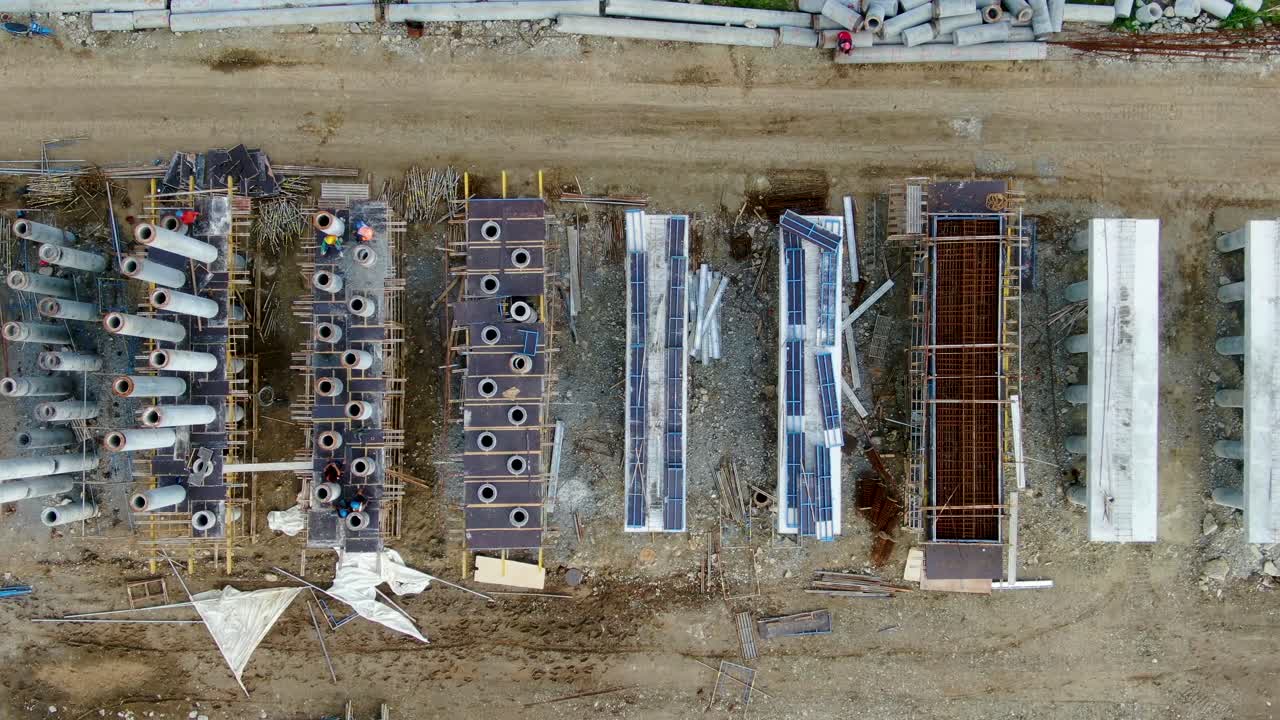 vista superior de soportes de hormigón en el sitio de construcción del monorraíl, java, indonesia