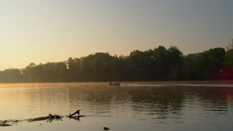 Zwei-Boote-Fahren-Morgens-Flussaufwärts