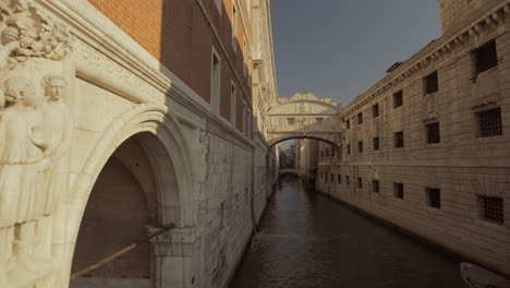 puente de los suspiros a la luz de la mañana, plano general, venecia, italia