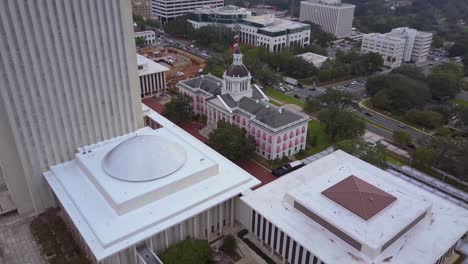 Antena-Inversa-Del-Antiguo-Capitolio-Para-Revelar-El-Nuevo-Edificio-Del-Capitolio-En-Tallahassee,-Incline-Hacia-Arriba