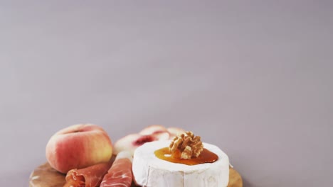 queso de cabra con nuez y melocotón