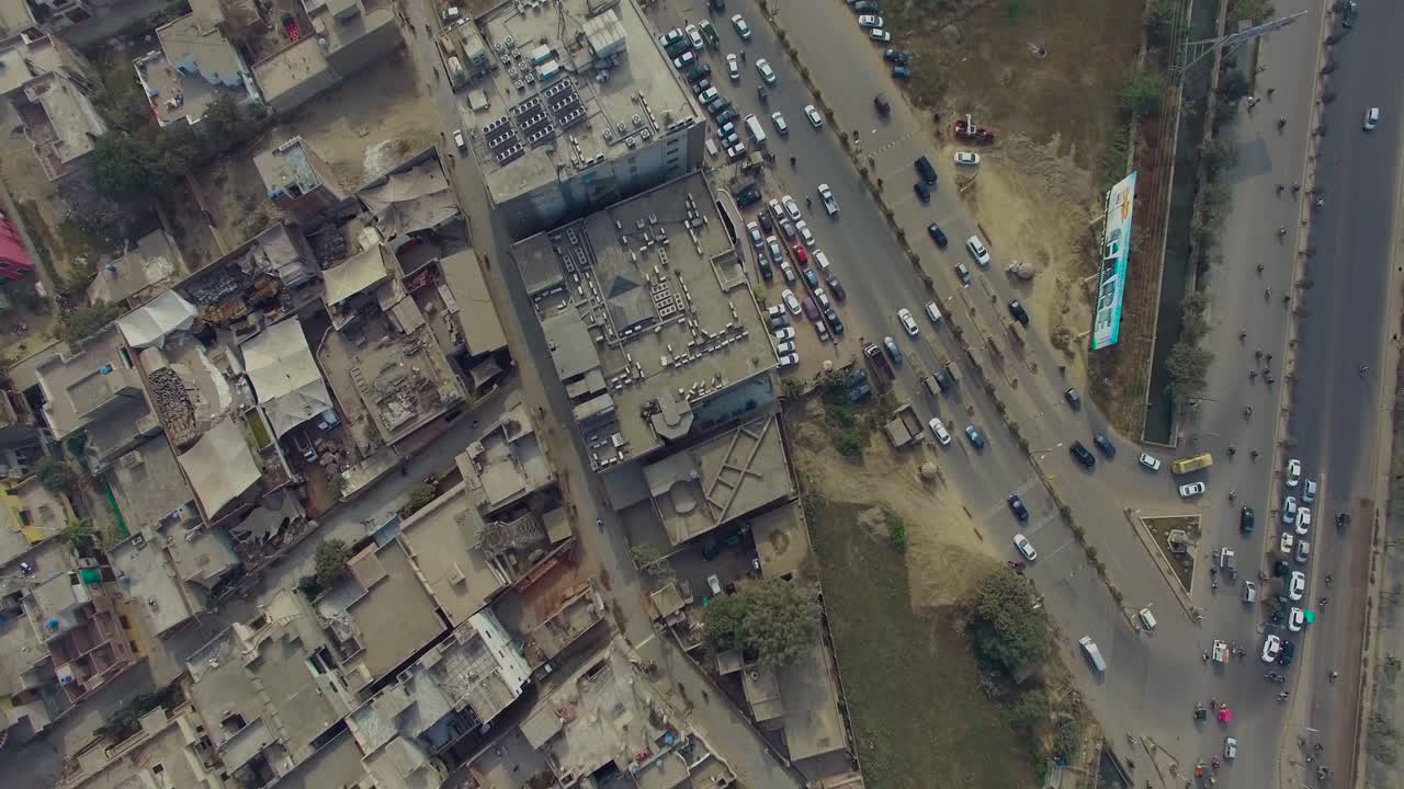 Veduta aerea rotante del traffico sulle due strade congiunte, Kolkata, India, area della città vecchia