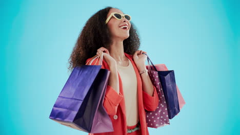 mujer feliz haciendo compras