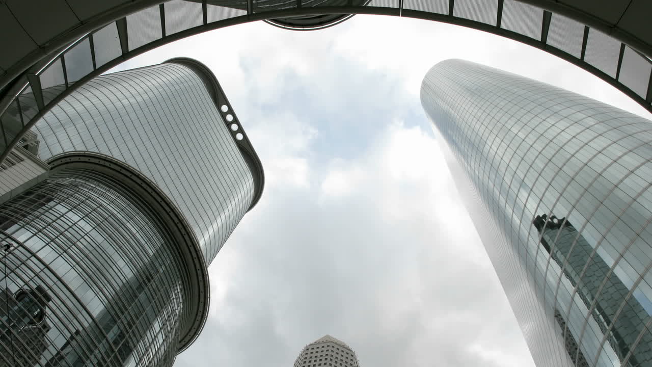 이 가속 샷에서 구름이 휴스턴 석유 회사 건물 꼭대기 위로 빠르게 이동합니다.