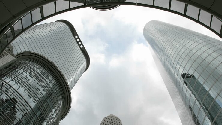 Le nuvole si muovono rapidamente sopra la cima degli edifici della Houston Oil Company in questa ripresa accelerata