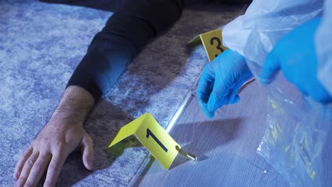 reuniendo pruebas forenses en la escena del crimen.