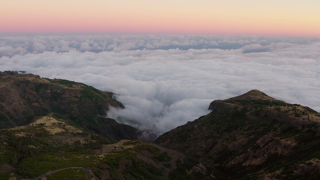 vista aérea del pico do arieiro durante la puesta de sol