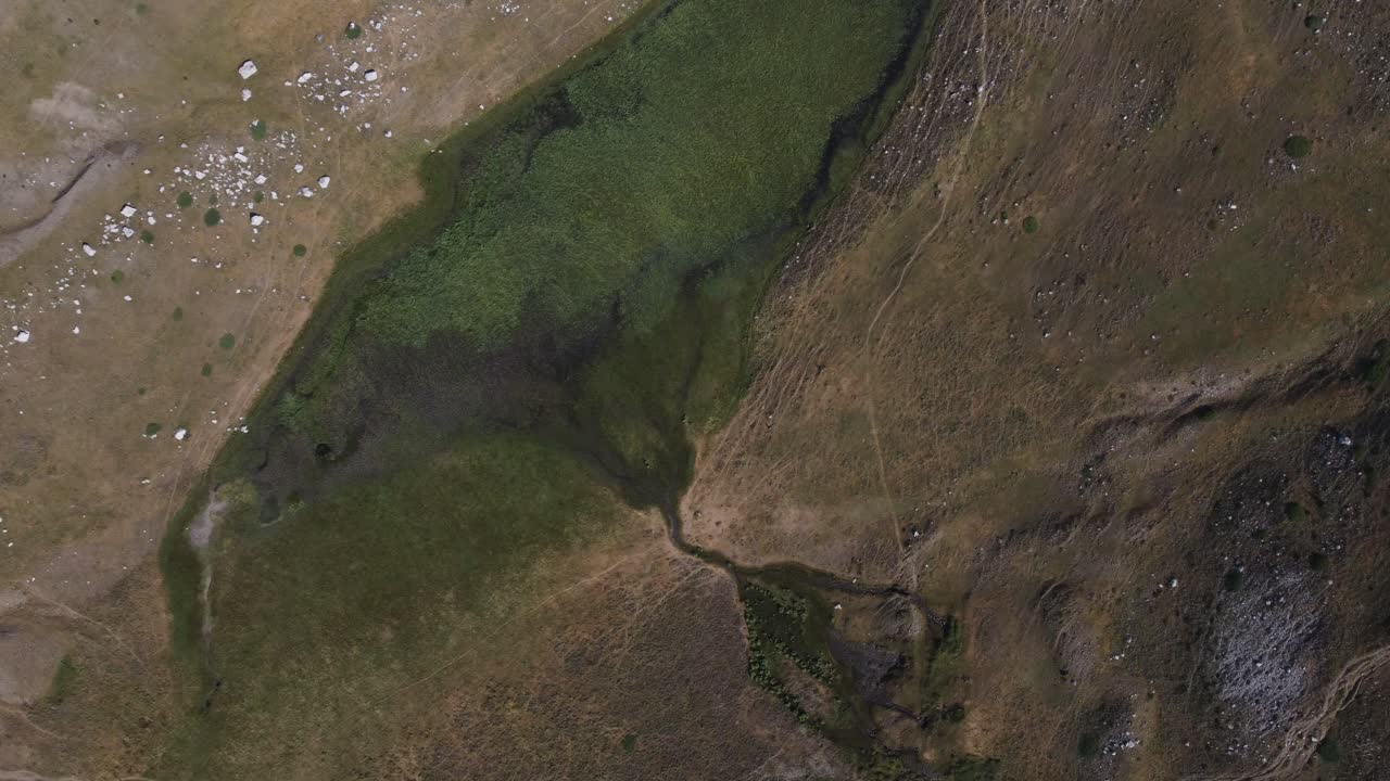 вид сверху на горное озеро в эпирской греции | 4k