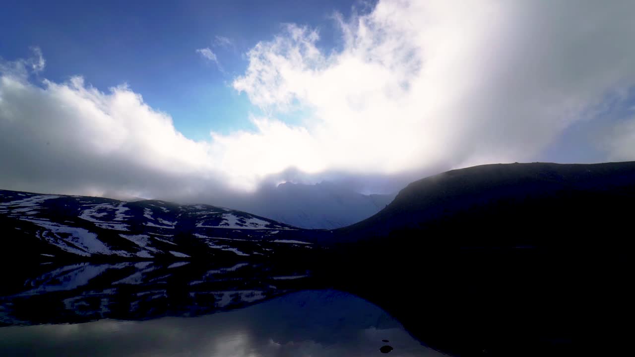 солнце звезда и отражение в лагуне луны и прекрасный вид на вулкан невадо-де-толука, также называемый синантекатль, который редко бывает таким снежным