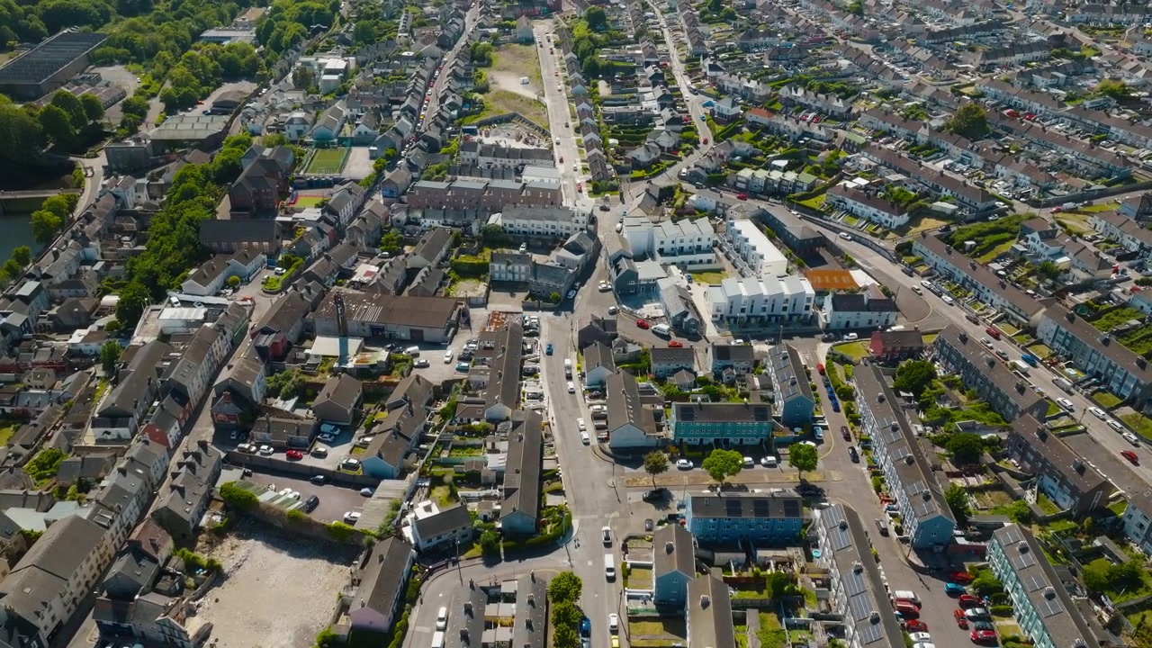 Ampia vista aerea di strade residenziali e quartieri a Cork, Irlanda