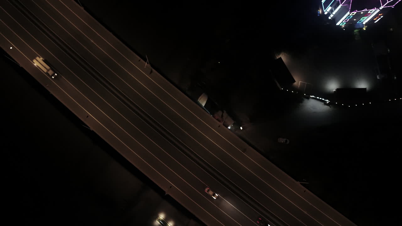 밤중에 4차선 도로를 통과하는 자동차, 모텔을 통과하는, 탑 뷰