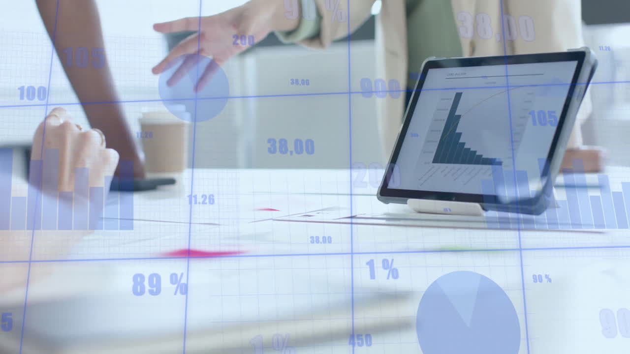 animación del procesamiento de datos financieros sobre diversos empresarios que trabajan en la oficina