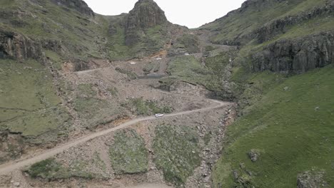 Weiße-Geländewagen-Erklimmen-Steile-Sani-Pass-Schotter-Serpentinen-Nach-Lesotho