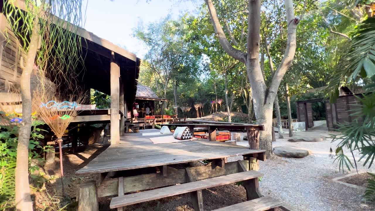 울창 한 초록색 으로 둘러싸인 나무 집