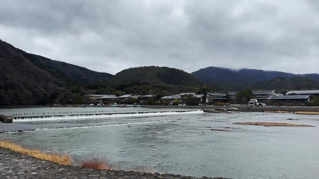 Japonsko, Kjóto, Arashiyama: Vodní plocha s výhledem na hory a horizont.