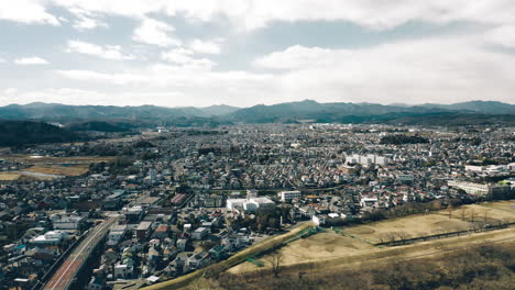 Yashiro-Grundschulgelände-Und-Tenniszentrum-In-Der-Stadt-Akiruno-In-Tokio,-Japan