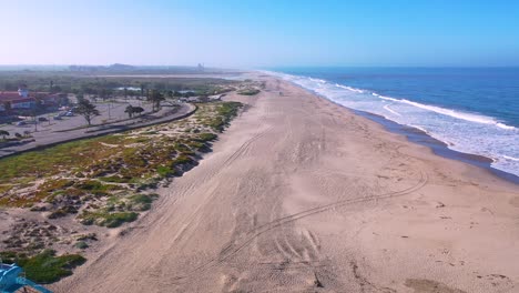 2020:-Antena-De-La-Estación-De-Salvavidas-Cerrada-Y-Las-Playas-Abandonadas-De-Ventura,-En-El-Sur-De-California,-Durante-La-Epidemia-De-Coronavirus-Covid-19,-Mientras-La-Gente-Se-Queda-En-Casa-En-Masa-2