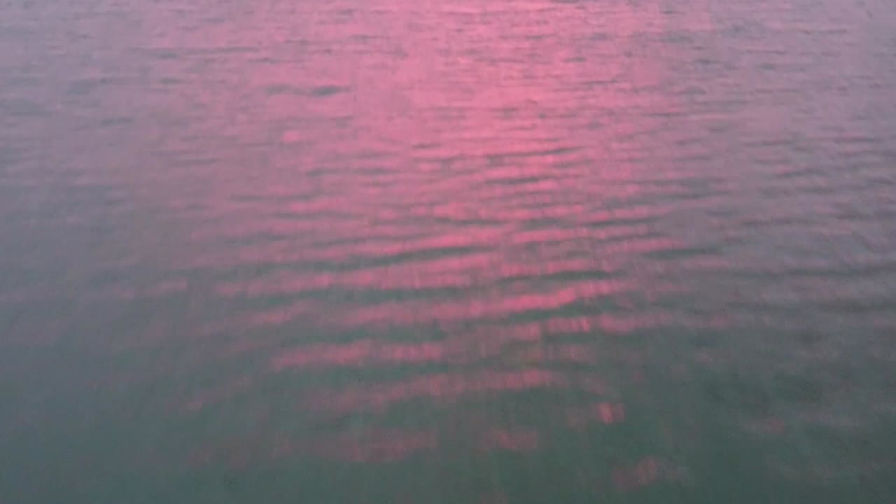 drone disparado sobre el lago michigan al atardecer