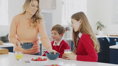 Mutter-Frühstückt-Mit-Kindern-In-Schuluniform-An-Der-Küchentheke