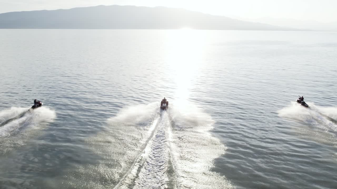 гонщики на реактивных лыжах соревнуются со своими волнобегами на озере юта при заходе солнца, воздушный вид дрона