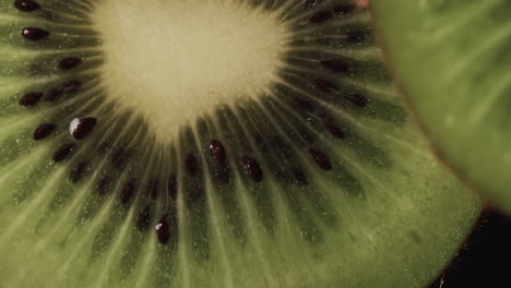 micro vídeo de primer plano de las rebanadas de frutas de kiwi con espacio para copiar