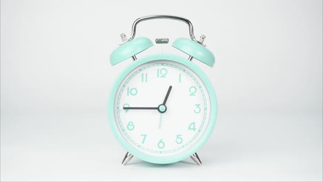 el tiempo transcurre, el despertador azul muestra el transcurso del tiempo.