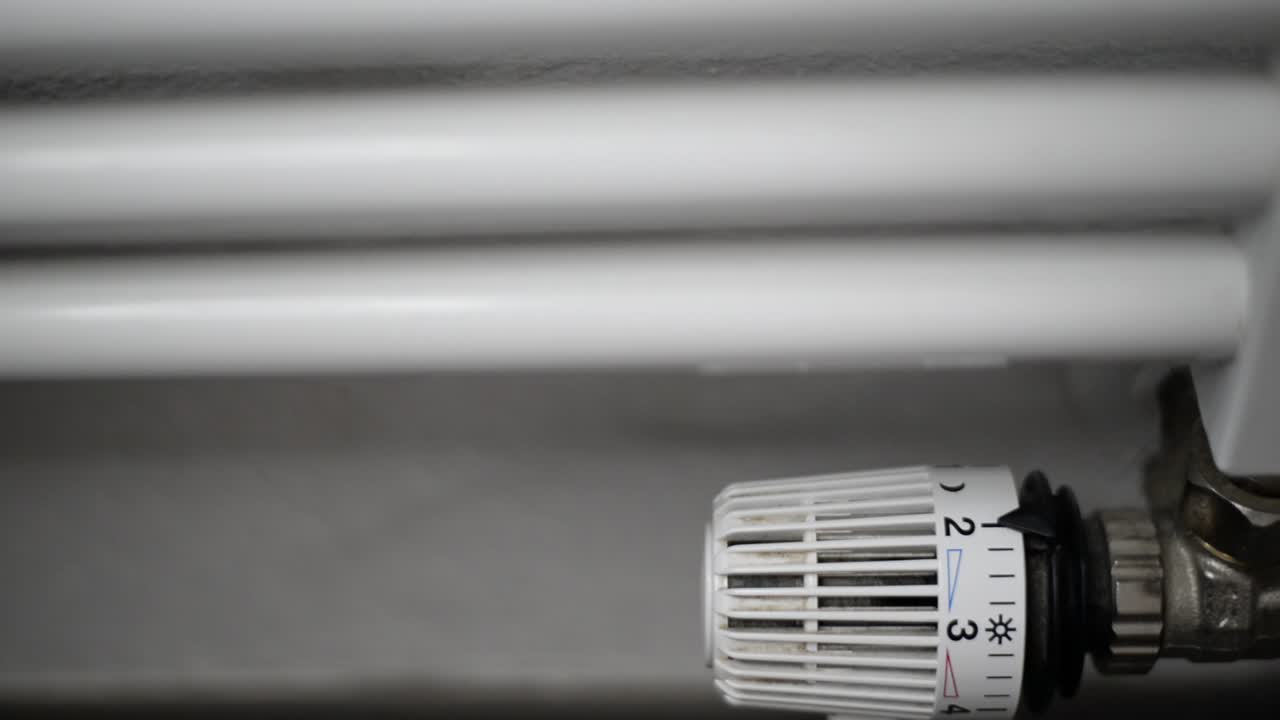 dial de giro manual en el radiador doméstico que reduce la temperatura y el consumo de aceite