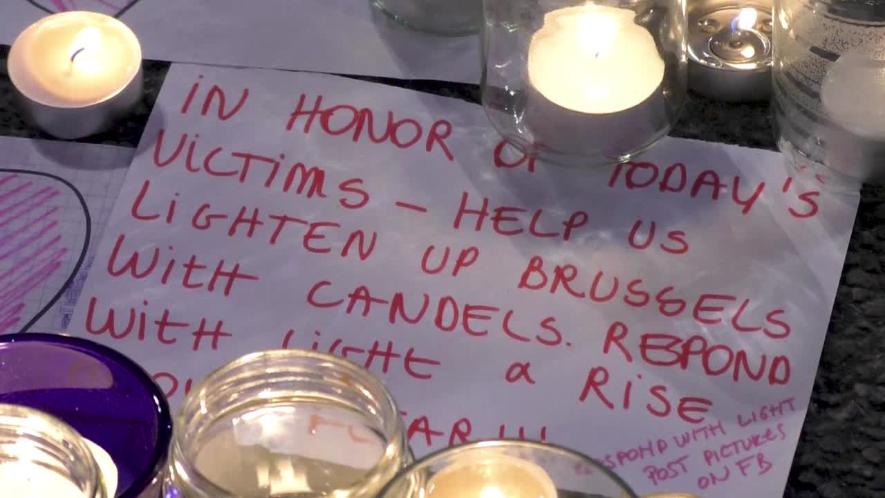 2016년 3월 22일 - 벨기에 브뤼셀 공항과 메트로 maelbeek에 대한 테러 공격의 희생자들에게 슬픔, 연민, 촛불이 있는 야간 프레임