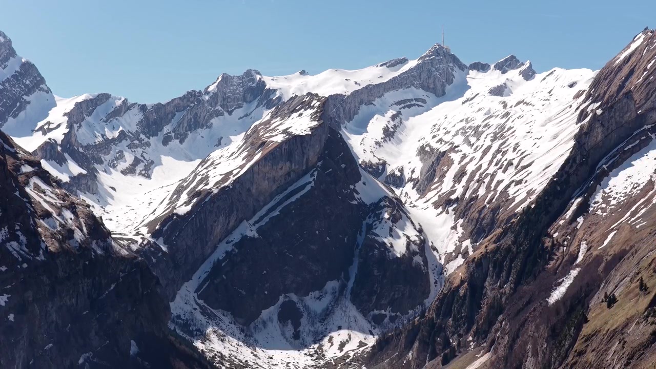 Drone sopra le Alpi svizzere in inverno, regione di Appenzello, massiccio dell'Alpstein della Svizzera nord-orientale