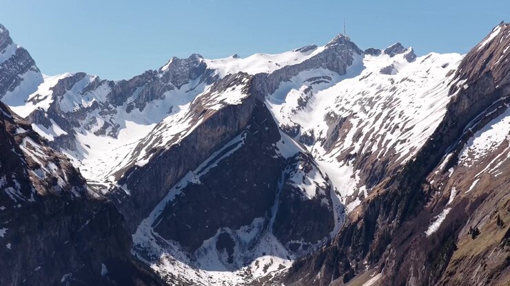 Drone sopra le Alpi svizzere in inverno, regione di Appenzello, massiccio dell'Alpstein della Svizzera nord-orientale