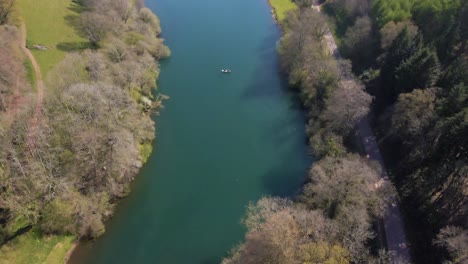 4k-Volando-Sobre-El-Embalse-De-Hawkridge,-Dron-Avanzando-Sobre-El-Agua-Y-Sobre-Un-Barco-De-Pesca-De-Truchas,-60fps