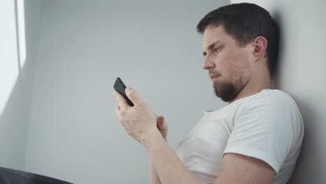 hombre usando un teléfono inteligente