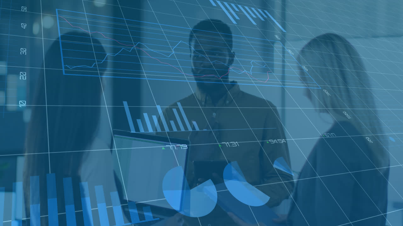 animación de gráficos y números cambiantes, diversos compañeros de trabajo discutiendo mientras están de pie en la oficina