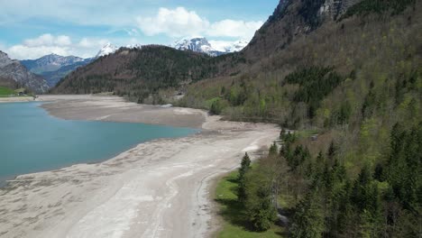 Blick-Auf-Das-Ufer-Eines-Alpensees-In-Einer-Fantastischen-Berglandschaft