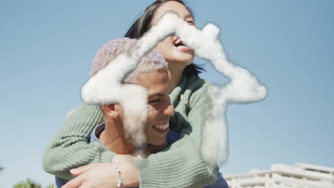 Animación-Del-ícono-De-La-Casa-De-La-Nube-Sobre-Un-Hombre-Birracial-Feliz-Cargando-A-Su-Novia-A-Cuestas