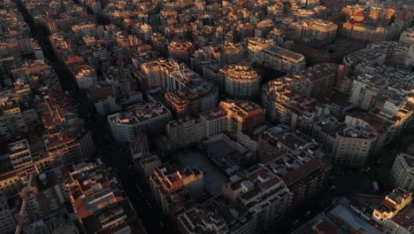 Vista-Aérea-Del-Amanecer-De-Barcelona-Con-Hermosos-Diseños-En-España.