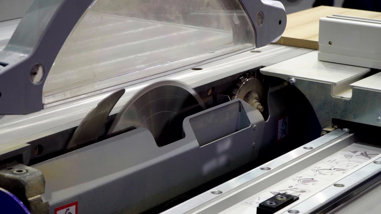 가구 패널을 는 기계의 작업