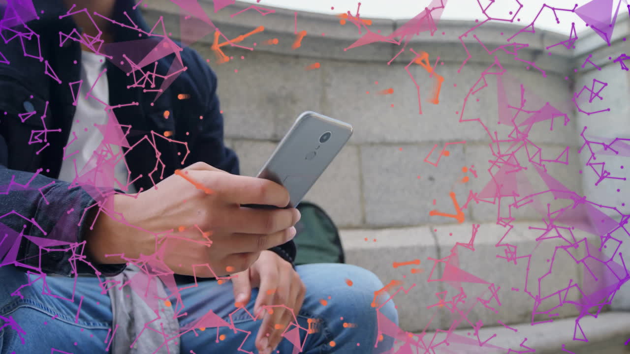 animación de la red de conexiones a través de un hombre biracial usando un teléfono inteligente.