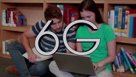 animación de un cartel de texto de 6g sobre un niño y una niña caucásicos usando una computadora portátil y estudiando en la universidad.