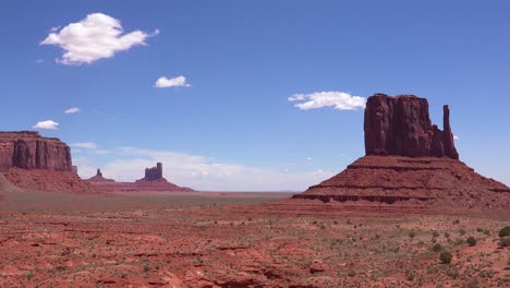 le nuvole galleggiano vicino alla monument valley nello utah