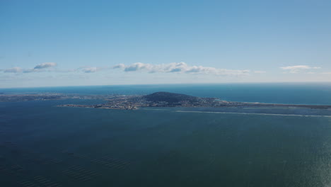 Ciudad-Mediterránea-Del-Puerto-De-Sète-Y-Una-Toma-Aérea-De-Un-Balneario