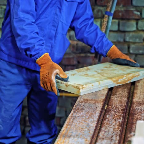 trabajador masculino en una fábrica de piedra