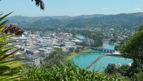 una ciudad construida justo al lado de un río