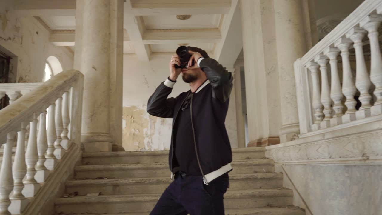 Fotógrafo en un edificio abandonado