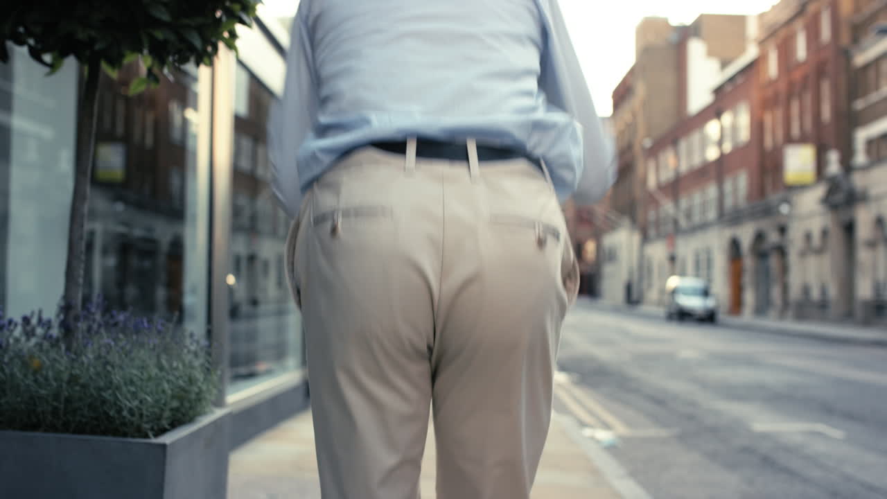 現代のファンキーな白人ビジネスマン ストリートダンサー 街でフリースタイルで踊る