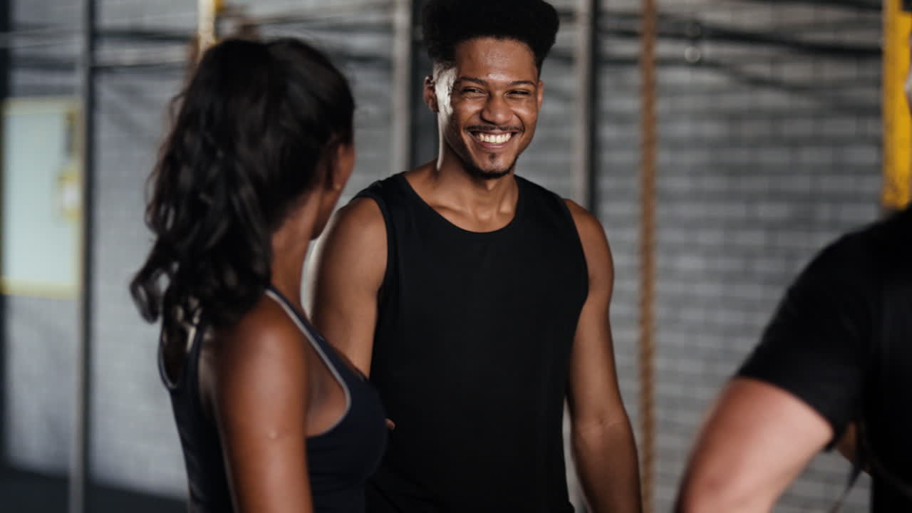 amigos disfrutando de un descanso en el gimnasio