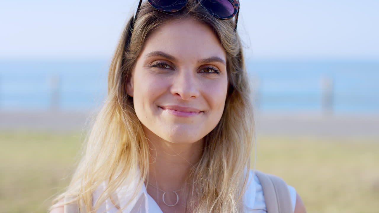 Rejse, glad og kvindens ansigt på stranden