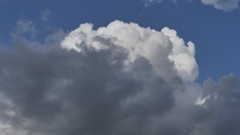 nubes de lluvia al atardecer. nubes de trueno se mueven rápidamente