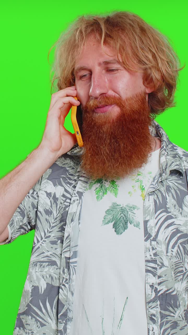 hombre feliz sorprendido involucrado en una conversación agradable llamada telefónica buenas noticias disfrutando de hablar chismes